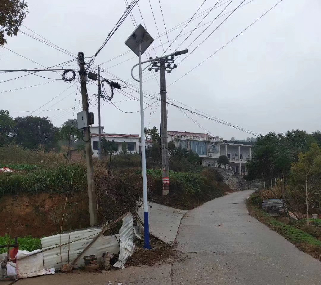 廣西農村太陽能路燈新裝的照亮廣西河池美麗鄉村